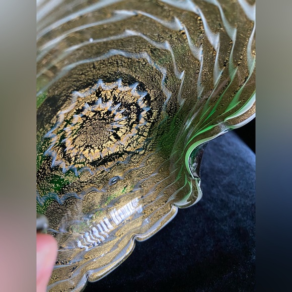 Murano Glass Green Cased Pinch Bowl w/ White & Gold Aventurine Speckle Interior - Picture 7 of 11